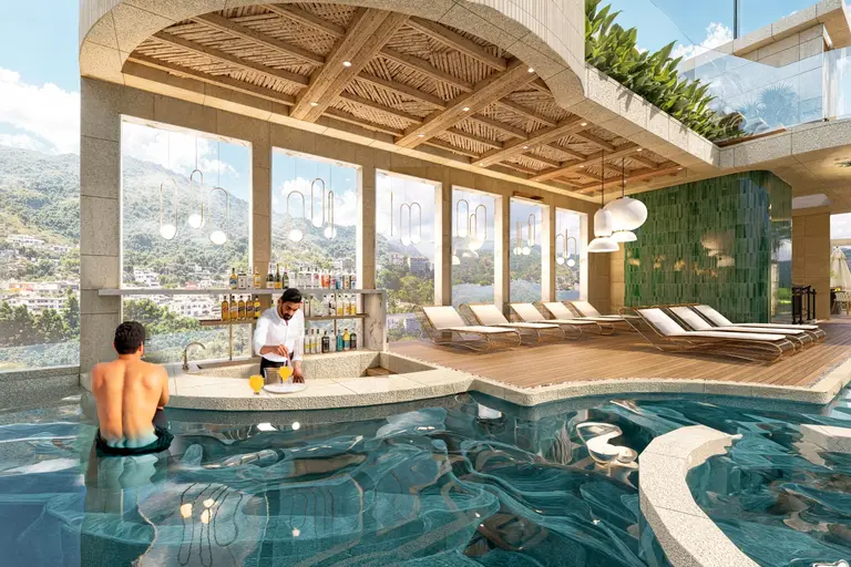 Pool bar del rooftop con barra sumergida, techo de madera y vista a las montañas