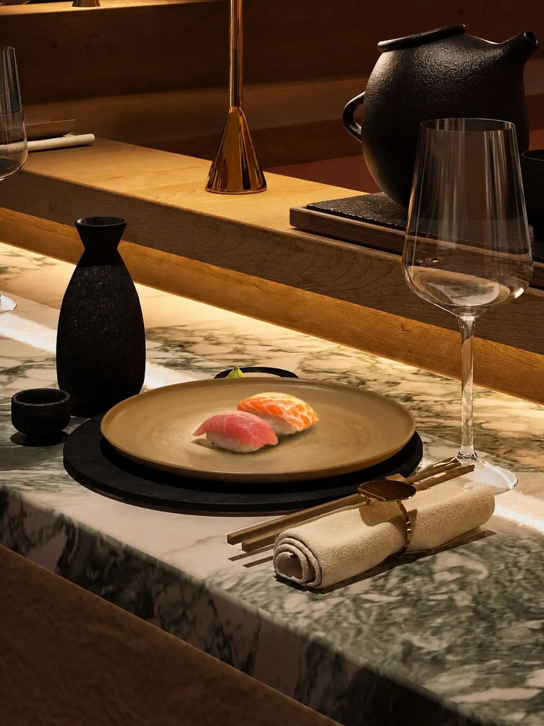 Nigiri sobre plato de cerámica en la barra de mármol del omakase